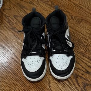 Boys Black and White air jordon nike